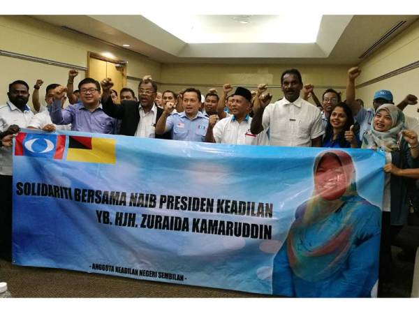 Nazree bersama ahli PKR yang menyatakan sokongan solidariti terhadap Zuraida di Royale Bintang, Seremban hari ini.