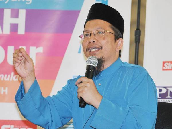 Ketua Pegawai Penyelidik Yayasan Warisan Ummah Ikhlas, Fazrul Ismail menyampaikan perkongsian yang bertajuk Bina Legasi Harmoni pada program Ar-Rahah #QuranHour yang diadakan di Masjid Ar-Rahah Kampung Kerinchi. - FOTO ROSLI TALIB