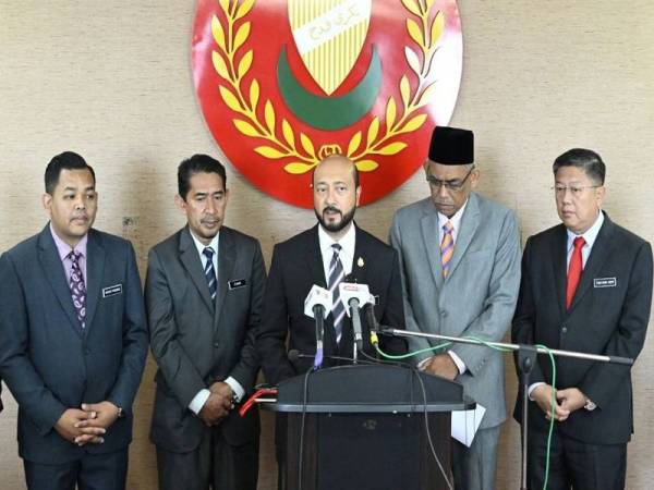 Mukhriz (tengah) pada sidang media selepas mempengerusikan mesyuarat Exco di Wisma Darul Aman hari ini.