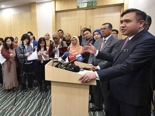 Menteri Pengangkutan Anthony Loke Siew Fook (kanan) semasa sidang media selepas mempengerusikan mesyuarat pasca kabinet Kementerian Pengangkutan hari ini. - Fptp Bernama