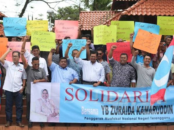 Kira-kira 240 penyokong Zuraida berhimpun di Dataran Shahbandar, Kuala Terengganu hari ini bagi menyatakan solidariti terhadap Naib Presiden PKR itu.