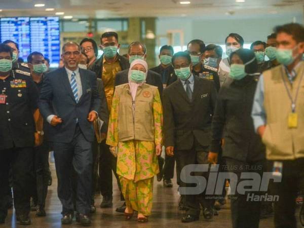 Dr Wan Azizah ketika melawat KLIA2 hari ini. - FOTO SHARIFUDIN ABDUL RAHIM