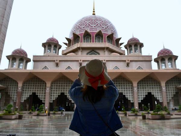 Masjid Putra, Putrajaya hari ini dibuka semula untuk lawatan pelancong setelah ditutup untuk lawatan sejak Ahad lalu berikutan kebimbangan terhadap jangkitan wabak koronavirus pada tinjauan hari ini. - Foto Bernama