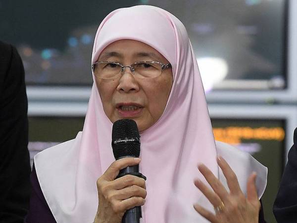 Wan Azizah ketika sidang media selepas melawat Pusat Kesiapsiagaan dan Respon Krisis (CPRC) Kementerian Kesihatan mengenai 2019 Novel Koronavirus (2019-nCoV) di Kementerian Kesihatan hari ini. - Foto Bernama