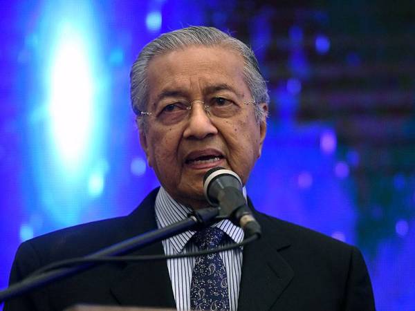 Tun Mahathir ketika berucap pada Majlis Makan Malam Sempena Persaraan Tan Sri Dr Ismail Bakar sebagai Ketua Setiausaha Negara dalam satu majlis hari ini. - Foto Bernama