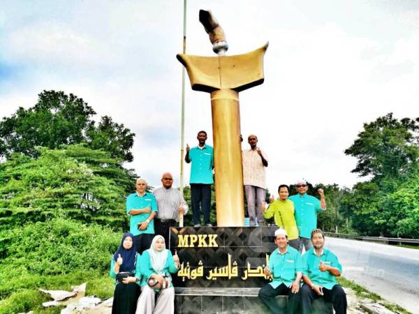 MPKK Bandar Pasir Puteh mencipta kelainan apabila membina mercu tanda berbentuk keris di Jalan Pasir Puteh-Kota Bharu berhampiran Pasir Puteh Sentral.