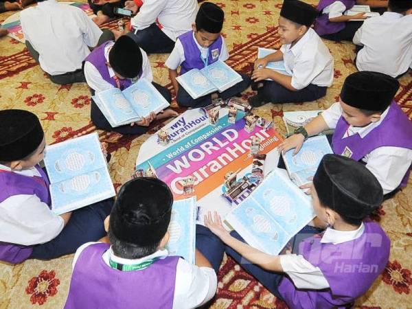 Pelajar sekolah juga menyertai program Ar-Rahah #QuranHour yang diadakan di Masjid Ar-Rahah Kampung Kerinchi. - FOTO ROSLI TALIB 