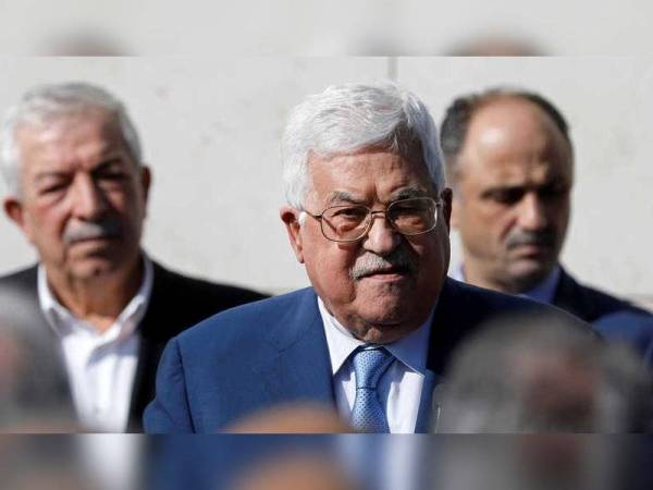 Presiden Palestin, Mahmoud Abbas (tengah).