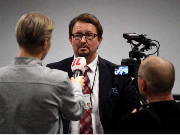 Mika Salminen (tengah) ditemu bual selepas mengadakan sidang akhbar berkaitan jangkitan pertama di Finland. - Foto: AFP