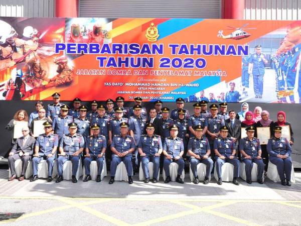 Mohammad Hamdan (baris depan, tengah) merakam gambar kenangan bersama pegawai-pegawai JBPM dan pengamal media dari pelbagai agensi sempena Perbarisan Tahunan 2020 di Putrajaya, hari ini.