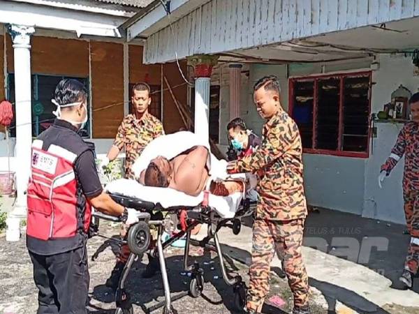 Bomba bantu hantar pesakit obesiti guna lori lima tan.