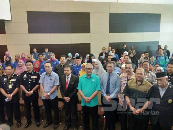 Ayob Khan (empat dari kiri) bersama sebahagian daripada 200 hadirin selepas Program Bicara Cendekiawan Mulia Universiti Malaysia Pahang (UMP) di UMP Kampus Pekan di sini hari ini.