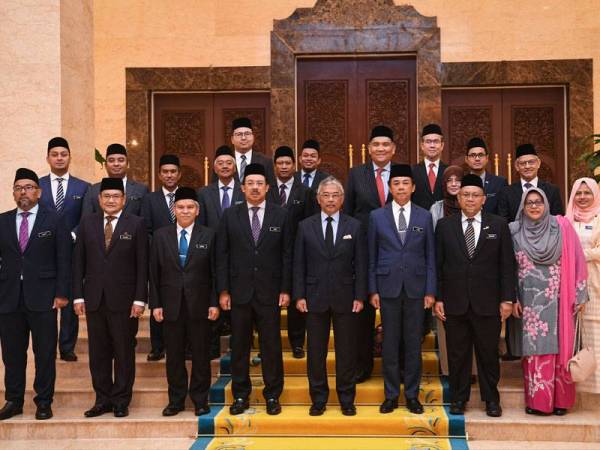 Yang di-Pertuan Agong, Al-Sultan Abdullah Ri’ayatuddin Al-Mustafa Billah Shah berkenan bergambar bersama dengan pegawai-pegawai kanan kerajaan pada majlis santapan tengah hari bersama pegawai kanan kerajaan di Istana Negara hari ini.
- Foto Bernama