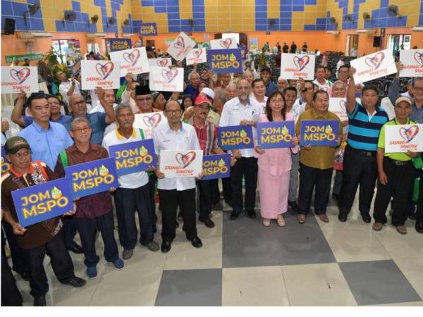 Menteri Industri Utama Teresa Kok bergambar bersama pekebun-pekebun kecil pada Majlis Taklimat Minyak Sawit Mampan Malaysia (MSPO) dan Sesi Dialog Bersama Penanam Sawit Johor di Dewan Serbaguna Taman Kota Jaya Kota Tinggi hari ini. -fotoBERNAMA 