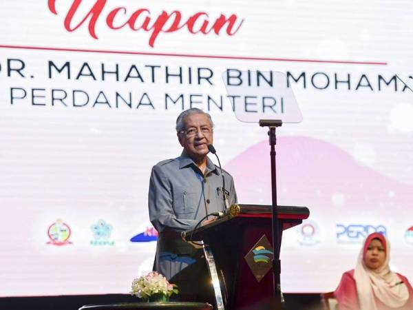 Dr Mahathir menyampaikan ucapan pada Majlis Ramah Mesra bersama Rakan Strategik Kementerian Pembangunan Luar Bandar (KPLB) di Pusat Konvensyen Antarabangsa Putrajaya (PICC) hari ini. -Foto Bernama