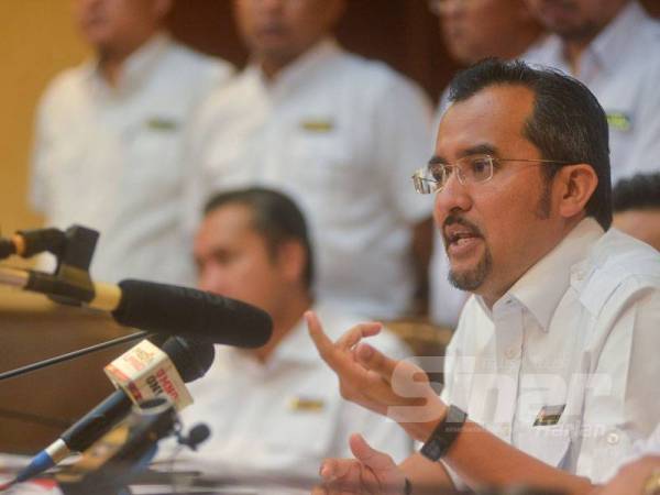 Asyraf Wajdi bersama Exco-exco Pemuda UMNO pada sidang media di PWTC hari ini. -Foto Sinar Harian SHARIFUDIN ABDUL RAHIM