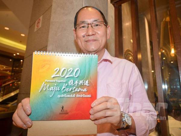 Ah Chai menunjukkan kalendar Maju Bersama 2020 yang memperkenalkan seni kaligrafi tiga budaya di Malaysia. - Foto Sinar Harian SHARIFUDIN ABDUL RAHIM