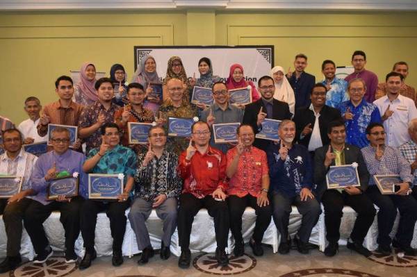 NICHOLAS (duduk, tengah) bersama tetamu dan penyumbang dana Hidayah Centre Foundation bergambar kenangan pada majlis minum petang di Kuala Lumpur baru-baru ini.