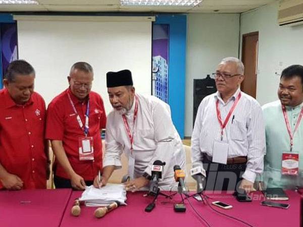 Syed Hamid menandatangani borang pencalonan yang akan diserahkan kepada Bersatu negeri.