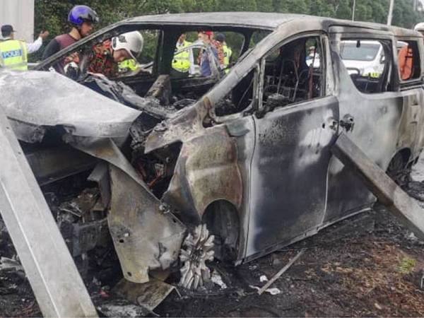 Kenderaan dipandu mangsa terbabas sebelum merempuh penghadang jalan.