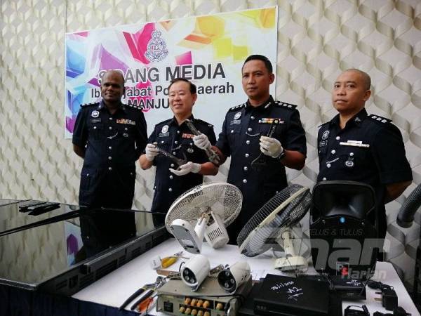 Nor Omar (dua dari kanan) menunjukkan alatan pecah rumah yang turut dirampas dengan tertangkapnya tiga suspek curi surau dan masjid pada sidang media, hari ini.