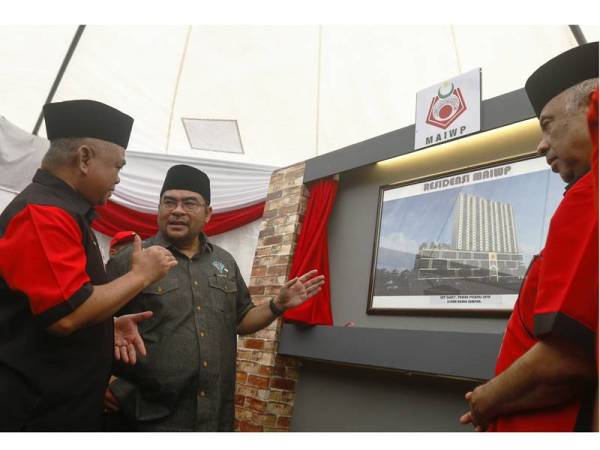 Mujahid (dua dari kiri) ketika acara pelancaran pada majlis 'Soft Launch' Residensi Majlis Agama Islam Wilayah Persekutuan (MAIWP) di Sekolah Rendah Agama Saidina Ali (K.W) hari ini. - Foto Bernama