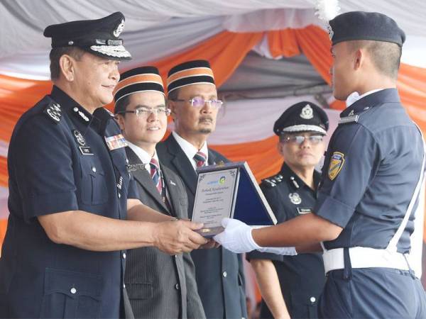 Abdul Hamid (kiri) hadir pada Perbarisan Tamat Latihan Asas Pegawai dan Pembantu Keselamatan Penerbangan di Kompleks Bunga Raya Lapangan Terbang Antarabangsa Kuala Lumpur (KLIA) hari ini. -Foto Bernama