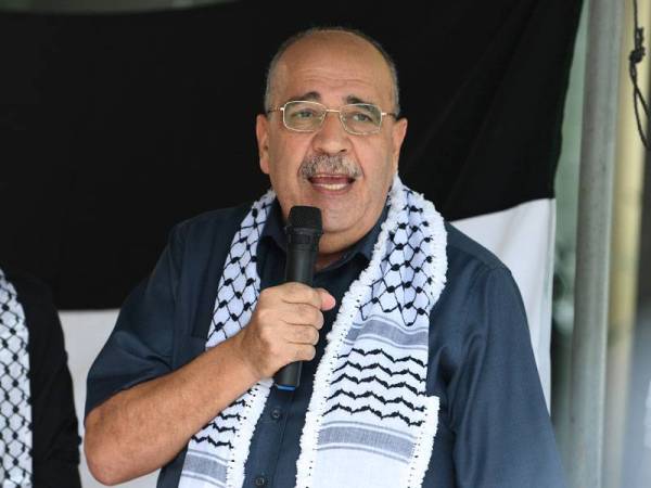 Duta Besar Palestin ke Malaysia, Walid Abu A’li ketika berucap sempena Bantahan Pelan Damai Israel-Palestin yang dibuat Presiden Amerika Syarikat Donald Trump di Kedutaan Palestin hari ini. - Foto Bernama