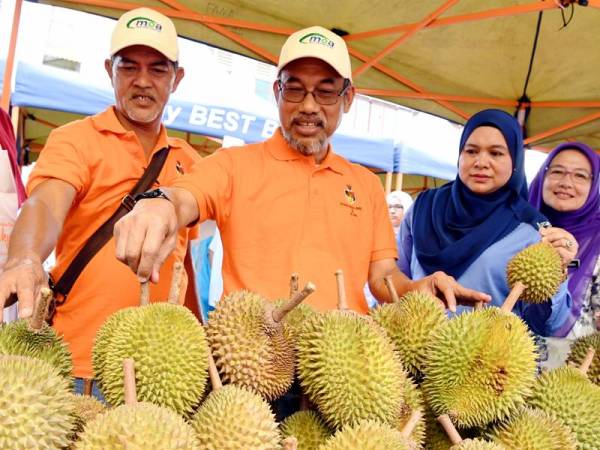 Exco Pertanian dan Industri Asas Tani Negeri Sembilan, Bakri Sawir (dua dari kiri) melihat buah durian ketika melancarkan Bazar Peduli Rakyat di Kuala Klawang hari ini.
Turut kelihatan Pengarah FAMA negeri Asmizal Jaafar (dua, kanan) dan Pengarah Veterinar negeri Dr Nik Hamidah Husin (kanan). - Foto Bernama