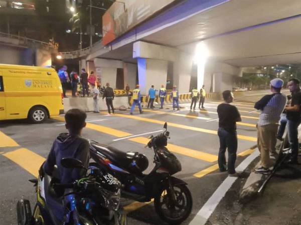 Dua rakan maut selepas motosikal dinaiki terbabas di Jalan Bangsar dari arah stesen Keretapi Tanah Melayu (KTM) menghala Bangsar, awal pagi tadi.