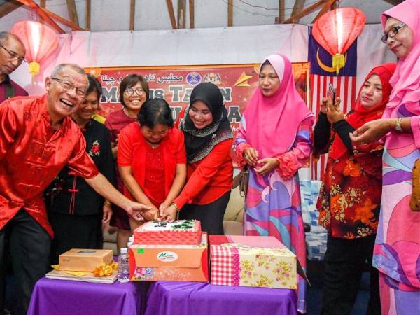 Norwahidah bersama Ching Soon (dua dari kiri) memotong kek bersama penduduk setempat pada Majlis Sambutan Tahun Baru Cina anjuran Kawasan Rukun Tetangga (KRT) Gunong malam tadi.
--fotoBERNAMA (2020) HAK CIPTA TERPELIHARA