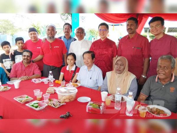 Abdul Aziz (berdiri, tengah) bersama tetamu yang hadir pada Majlis Sambutan Tahun Baru Cina anjuran Surau Al-Qomar, Taman Pengkalan Utama hari ini.