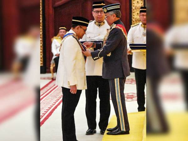 Al-Sultan Abdullah berkenan menyampaikan darjah Seri Mahkota Wilayah kepada Timbalan Ketua Setiausaha Kanan Jabatan Perdana Menteri Datuk Hasnol Zam Zam Ahmad pada Istiadat Menghadap dan Pengurniaan Darjah Kebesaran, Bintang dan Pingat Wilayah Persekutuan di Istana Melawati hari ini. - Foto Bernama