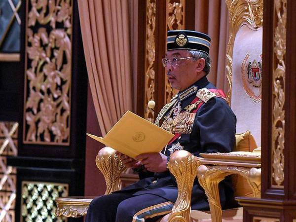 Al-Sultan Abdullah berkenan menyampaikan titah baginda selepas selesai Istiadat Menghadap dan Pengurniaan Darjah Kebesaran, Bintang dan Pingat Wilayah Persekutuan di Istana Melawati hari ini.  - Foto Bernama