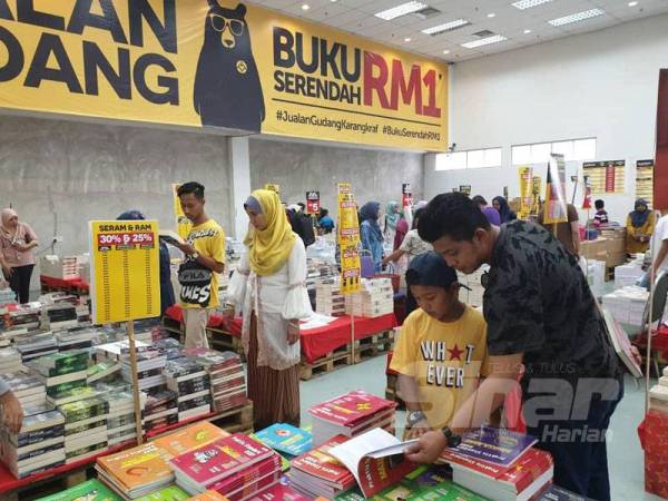 Pengunjung boleh mendapatkan buku latih tubi terbitan Bestari Karangkraf yang dijual dengan harga serendah 50 sen pada Jualan Gudang Awal Tahun Karangkraf yang berlangsung sehingga 9 Februari ini di Komplek Karangkraf, Shah Alam.