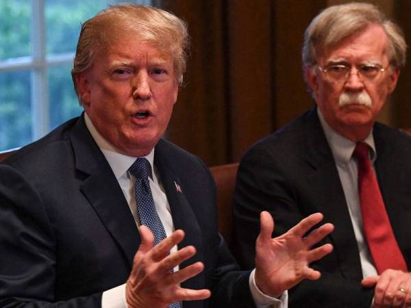 Usaha Demokrat untuk menampilkan bekas Penasihat Keselamatan Negara, John Bolton (kanan) sebagai saksi gagal selepas ditolak Senat semalam. - Foto Agensi