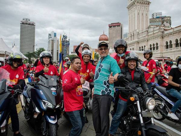 Menteri Wilayah Persekutuan Khalid Abdul Samad (tengah) bersama para peserta penunggang motosikal pada Program Konvoi Majlis Perwakilan Penduduk Wilayah Persekutuan Kuala Lumpur (MPPWP) sempena Hari Wilayah Persekutuan 2020 di Dataran Merdeka hari ini. - Foto Bernama