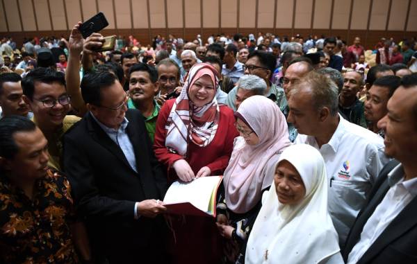 Rina (tengah) beramah mesra bersama penerima watikah pada Majlis Penyampaian Watikah Anggota MPKKP Negeri Pahang hari ini. -Foto Bernama