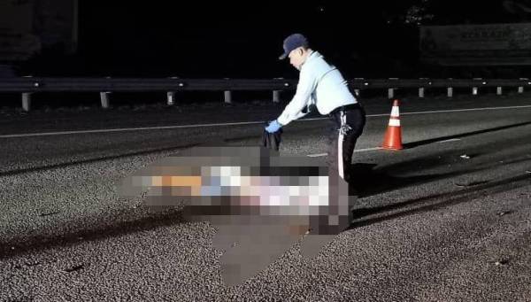 Mangsa maut di lokasi kejadian akibat kecederaan parah di kepala dan badan selepas terlibat dalam kemalangan di Kilometer 440.9 Lebuhraya Utara Selatan arah Sungai Buaya ke Rawang malam tadi. 