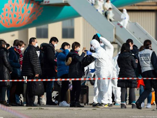 Penumpang diperiksa ketika turun dari pesawat sejurus tiba di Pangkalan Udara Istres-Le Tube di Istres, tenggara Perancis. - Foto: AFP