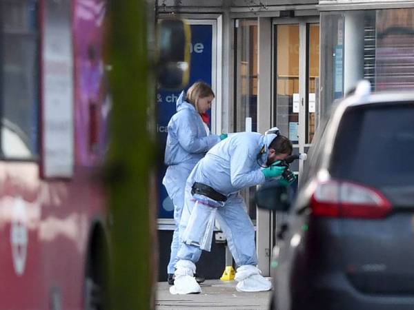 Pegawai forensik memeriksa tempat kejadian Sudesh Amman ditembak di Streatham High Road, London kelmarin. - Foto: AFP