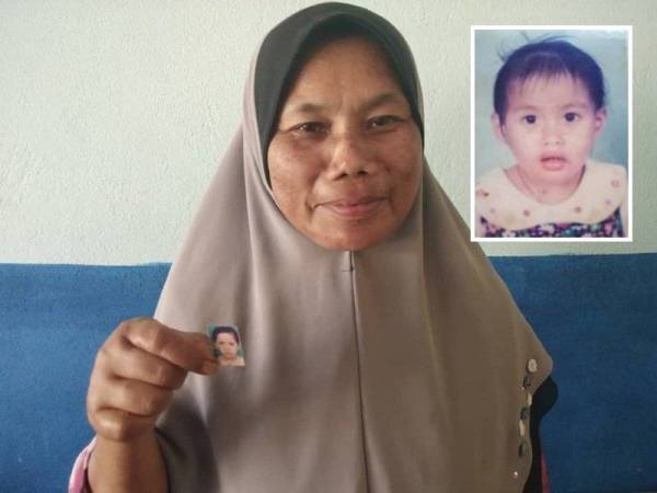 Zunaidah menunjukkan gambar Siti Nurhidayah ketika berusia dua tahun. Gambar kecil: Siti Nurhidayah