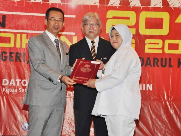 Dr Chen Chaw Min menyampaikan sijil kepada kakitangan Jabatan Kesihatan Negeri Sembilan yang menerima Anugerah Pekerja Cemerlang hari ini di Klana Resort Seremban.