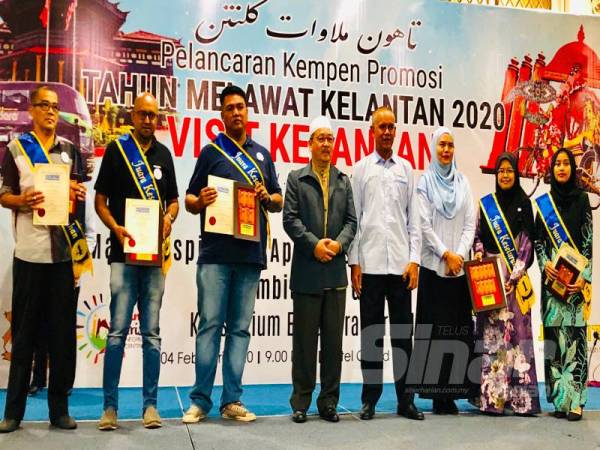 Md Anizam (empat dari kiri) dan Che Ibrahim bergambar bersama barisan penerima Anugerah Ejen Tiket Cemerlang 2019.