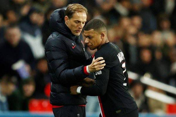 Tuchel (kiri), berkata sesuatu kepada Mbappe sejurus pemain berkenaan dikeluarkan pada perlawanan berkenaan -Foto Reuters