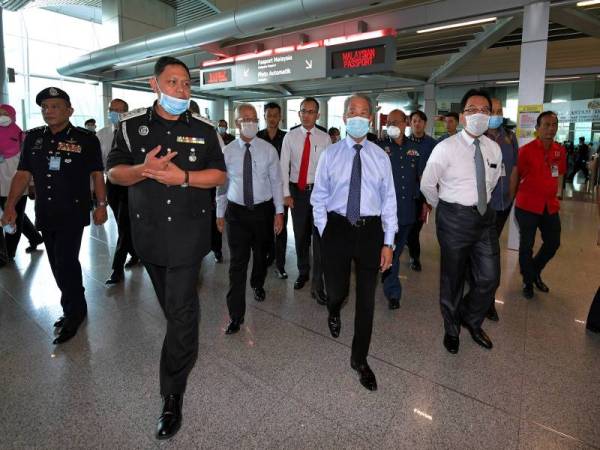 Muhyiddin meninjau langkah-langkah yang dibuat bagi mencegah penularan jangkitan koronavirus di Kompleks Kastam, Imigresen dan Kuarantin (CIQ) di Bangunan Sultan Iskandar (BSI) hari ini. -Foto Bernama