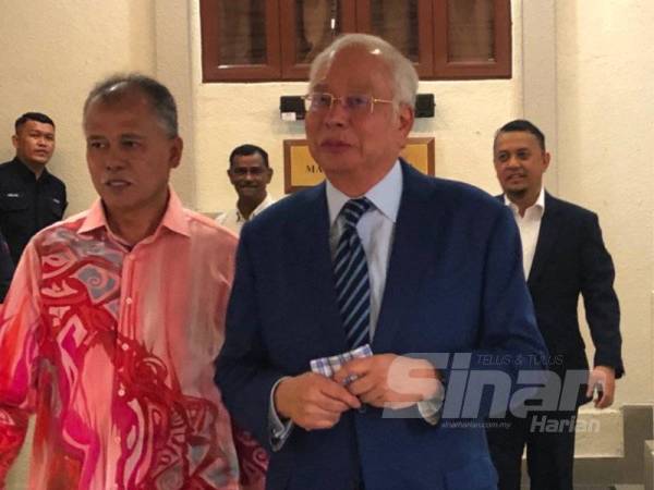 Najib (kanan) berada di Mahkamah Tinggi Kuala Lumpur bagi perbicaraan dakwaan penyalahgunaan dana SRC International Sdn Bhd hari ini. 