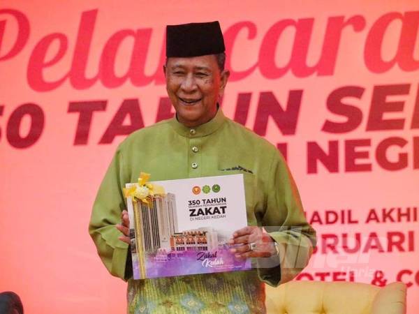 Sultan Sallehuddin dipersembahkan buku 350 tahun sejarah perundangan zakat di negeri Kedah sebagai kenangan daripada LZNK.