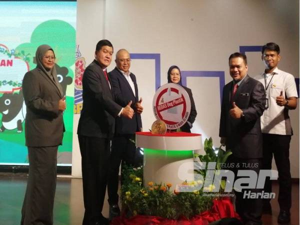 Loy Sian (dua dari kiri) menyempurnakan gimik perasmian Kutipan Caj Beg Plastik Selangor di Dewan Sivik MBPJ di sini hari ini.