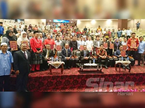 Adly duduk (tiga dari kanan) bersama bapa angkat dan wakil jabatan angkat selepas Majlis Penyerahan Watikah Bapa Angkat, Jabatan Angkat dan Anak Angkat Sukan Malaysia (Sukma) XX dan Penyampaian Hadiah Kemenangan Atlet Melaka di Sukan SEA XXX di Auditorium Seri Negeri, Ayer Keroh hari ini.